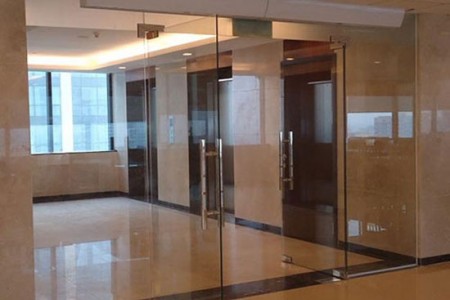 Cửa kính cường lực bản lề - sản phẩm cao cấp dành cho các công trình