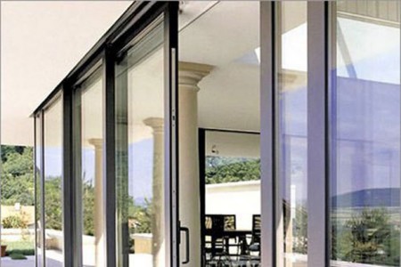 Cửa kính cường lực khung nhựa – sản phẩm được ưa chuộng cho các công trình