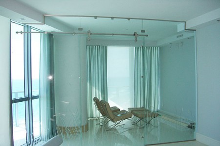 Cửa kính cường lực và ưu nhược điểm của chúng