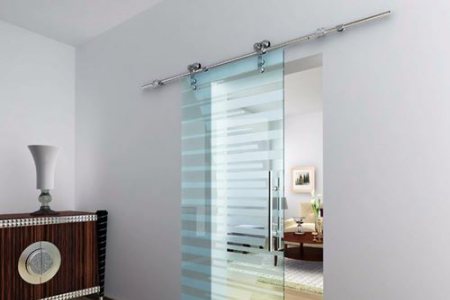 Không gian kiến trúc trở nên hiện đại, sang trọng nhờ cửa kính cường lực trượt treo