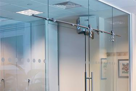 Những loại cửa kính cường lực trượt treo ứng dụng trong nhà ở