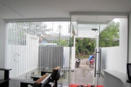 THI CÔNG CỬA KÍNH THỦY LỰC 2 CÁNH GIÁ RẺ